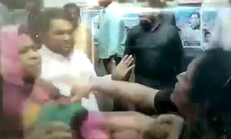 শোক মিছিলে মহিলা আ.লীগের মারামারি, ভিডিও ভাইরাল